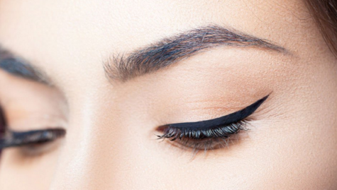 Draw straight eyeliner